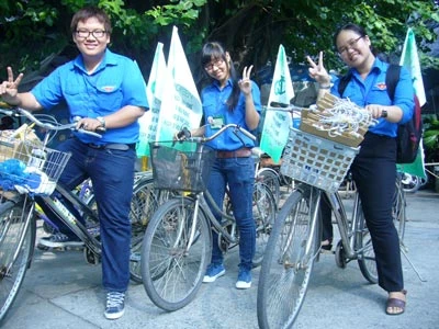 越南胡志明市举行自行车游行响应2014年“地球一小时”活动